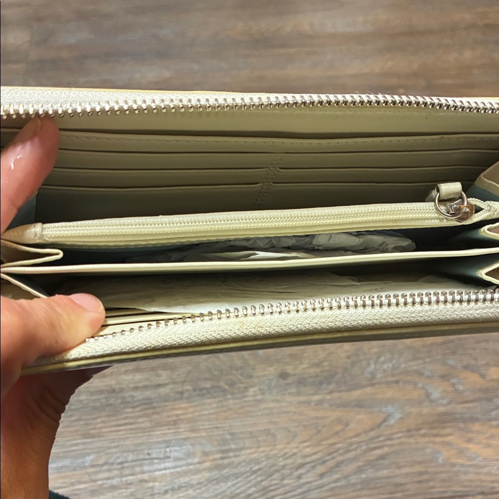 ‼️Coach Cream Embossed Wallet‼️ - Picture 5 of 8